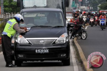 Masuk jalur transjakarta, puluhan kendaraan ditilang