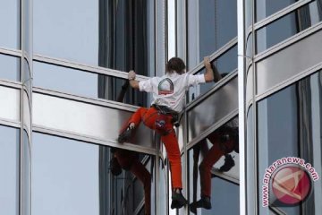 "Spiderman Prancis" panjat gedung 36 lantai di Paris