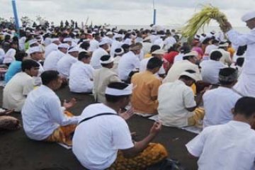 UPACARA MELASTI