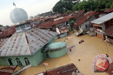 Polisi Bantu Evakuasi Korban Banjir Medan