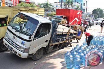 Gorong-gorong rusak, jalan Mega Mall Pluit amblas