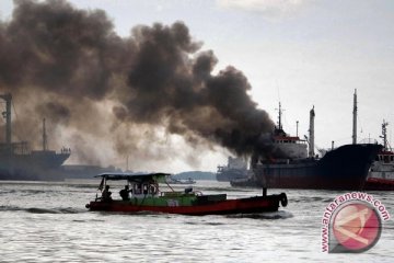 Kapal pengangkut 13.600 liter BBM terbakar di Jawa Timur