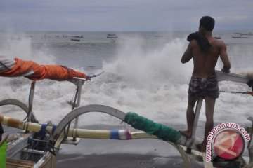 Gelombang Laut Lima Meter di Perairan Bengkulu 