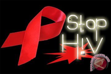 Pembagian brosur-bunga warnai peringatan hari AIDS