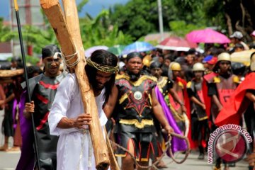 Ribuan Umat Kristiani Biak Pawai Fajar Paskah