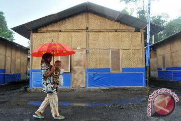 Korban Merapi shalat Idul Adha di hunian sementara