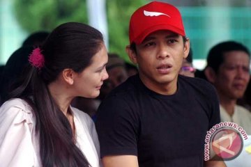 Ariel Peterpan dan Luna Maya shalat ied 