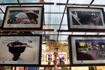 PAMERAN FOTO PEREMPUAN