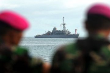 BERLABUH DI MAKASSAR