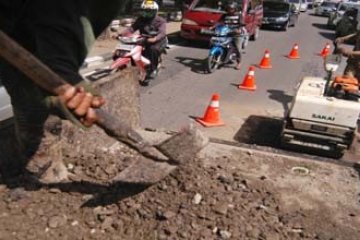 PERBAIKI JALAN RUSAK