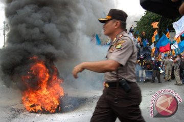 Massa Bakar "keranda Mayat" di Depan Istana 