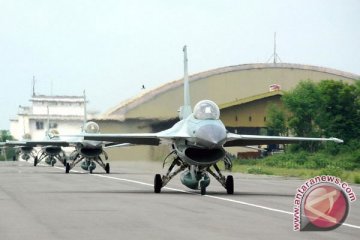 Warga Jayapura saksikan F-16 terbang lintas