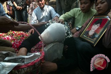 Jenazah Indriana, Korban Pesawat Merpati Dimakamkan di Mojokerto