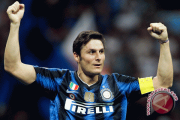 Javier Zanetti incar rekor terlama