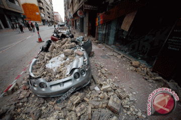 Ratusan Antri Makanan Setelah Gempa Spanyol 