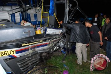 Tabrakan Maut Bus Vs Truk di Madiun, Sembilan Tewas