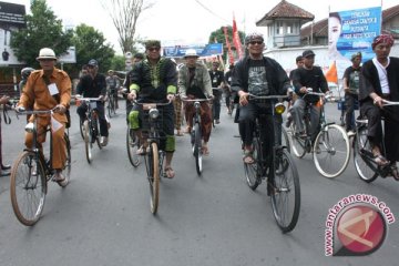Ribuan Pecinta Sepeda Onthel Keliling Kota Garut 