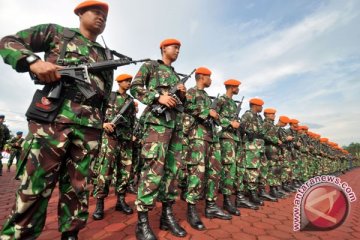 Personel Pangkalan Udara TNI AU Supadio tangani banjir bandara