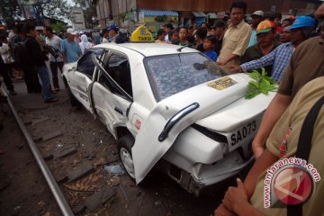 Taksi tertabrak kereta di Semarang