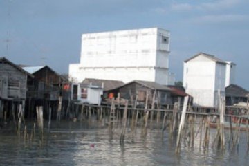 Rumah Panggung Pesisir Pulau Buru