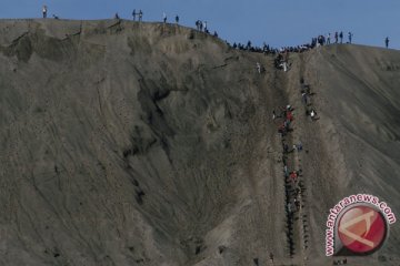 Memburu matahari di Puncak Gunung Bromo