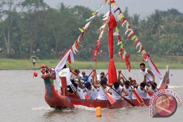 Malaysia Ikut Lomba Perahu Naga Padang