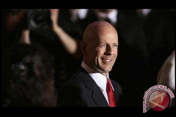Bruce Willis dapat penghargaan dari Pemerintah Prancis