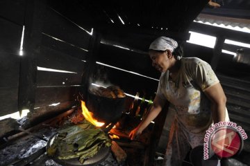 Masyarakat kembali ke kayu bakar