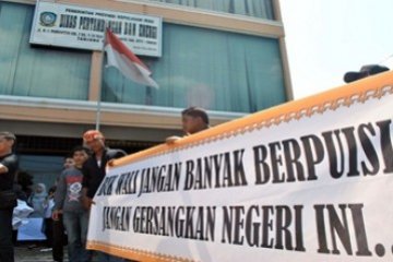 Lihat Pengunjuk Rasa dari Balik Kaca