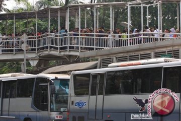 Bungkusan mencurigakan ditemukan di jembatan bus Transjakarta 