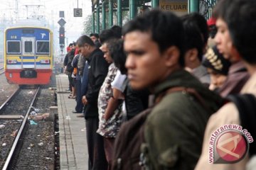 Penumpang KRL terlantar akibat gangguan sinyal 