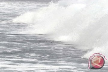 Nelayan Sumbar diminta waspadai gelombang tiga meter
