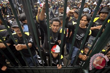 Demo ormas Bekasi rusak mobil dan lukai Satpol-PP