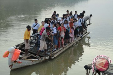 Perahu berpenumpang terbalik di Bengawan Solo 