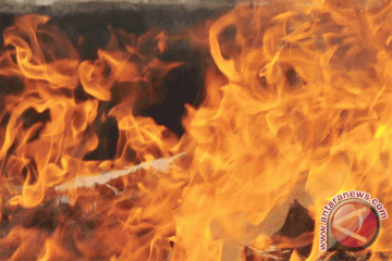 Api melalap lapak barang bekas di Cakung-Cilincing