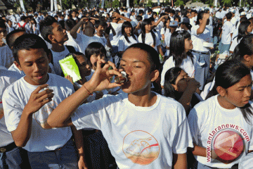 Rekor 10.000 Orang Minum Madu