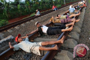 Warga Melakukan Terapi Kesehatan di Atas Rel akan Ditertibkan