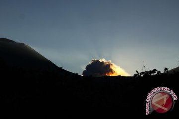 Gunung Lokon Kembali Muntahkan Debu Vulkanis