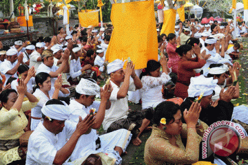Umat Hindu rayakan Kuningan di Pura Sakenan