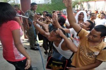 TKI Bermasalah Dihibur Artis