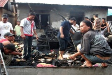 Kumpulkan Sisa-Sisa Rumah Terbakar