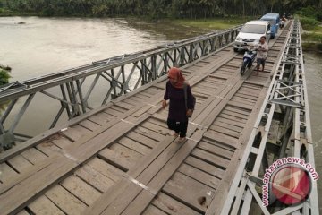 Jembatan darurat Palu - Tolitoli roboh 