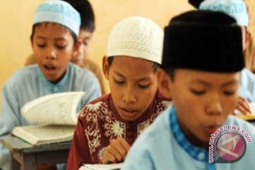 Umat Muslim Aceh Gemari Peci Lokal 