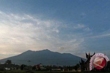 Gunung Marapi Sumatera Barat Kembali Keluarkan Asap 