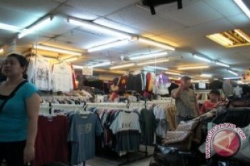  Berburu baju bekas di Pasar Atom