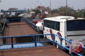 Atrean Truk di Tol Merak Terurai