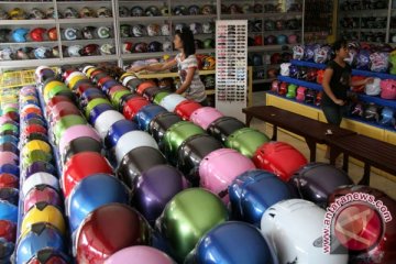 300 pemudik di Bekasi dapat helm gratis