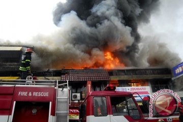 Api Masih Terus Berkobar Melalap Puluhan Toko 