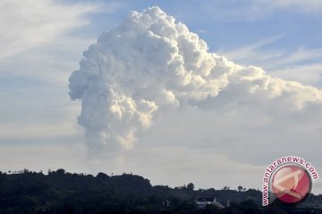 Gunung Lokon muntahkan debu vulkanik setinggi 400 meter