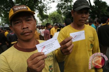 Petugas kebersihan Palembang terima paket dan THR Lebaran